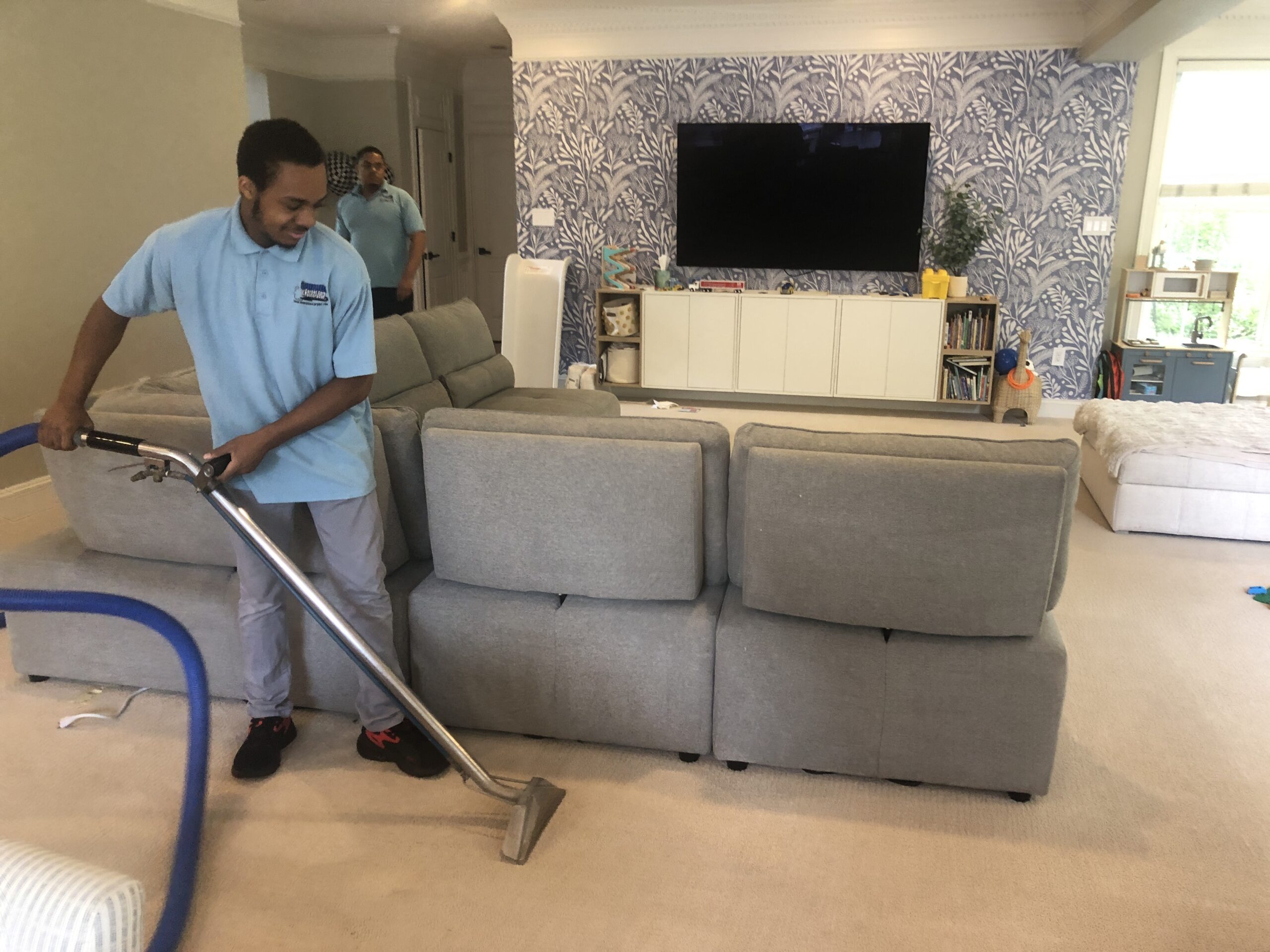 one of our employees cleaning the carper with our powerful equipment on one of the cities of Northern Virginia